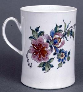 Worcester-kande af cylindrisk form dekoreret med en spray af stiliserede prunusbuske i famille rose palet, ca. 1750-55 (keramik) af English School